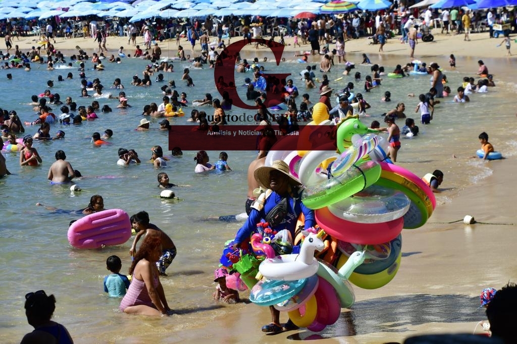 Playas abarrotadas en los primeros días del año en Acapulco