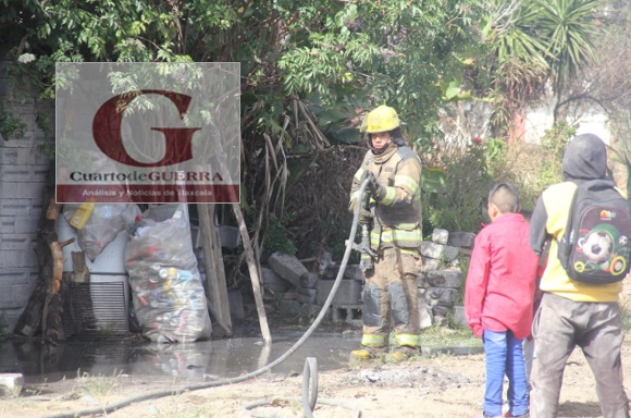 Sufre incendio taller textil ubicado en La Magdalena Tlaltelulco
