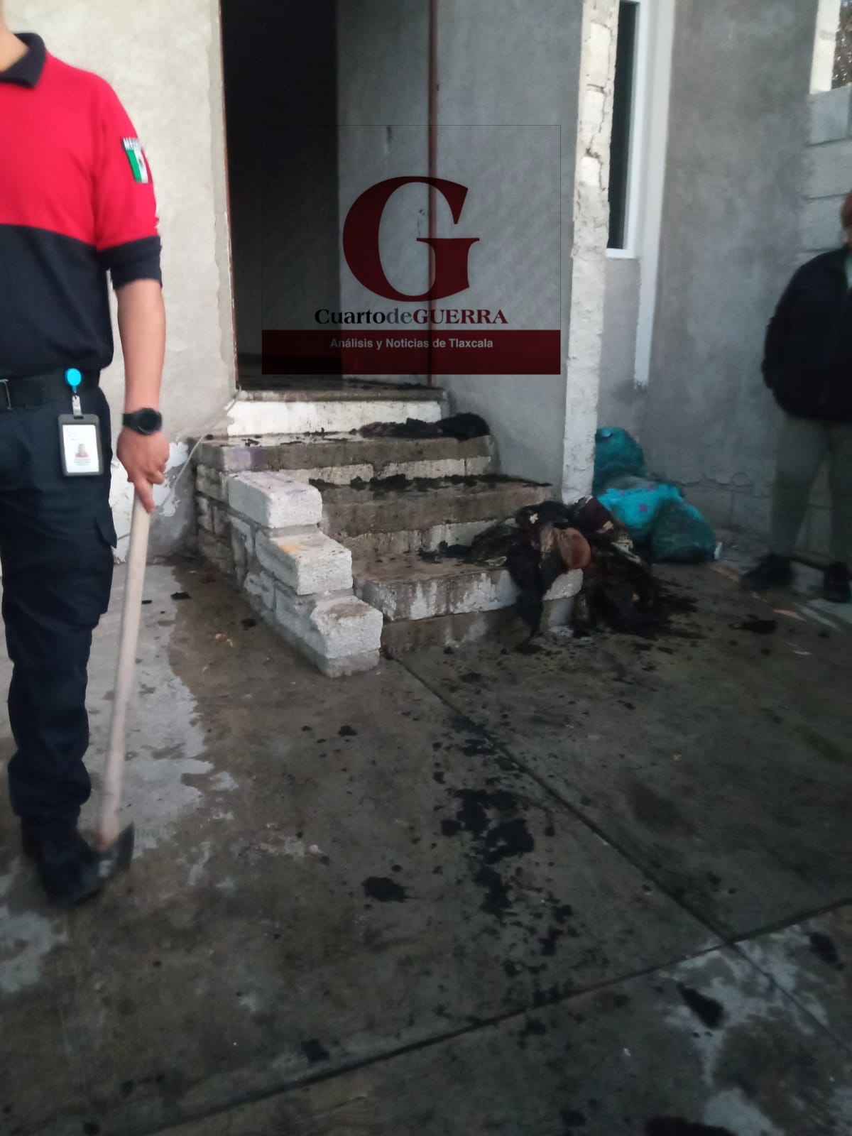 Dejan plancha conectada y provoca un incendio en Tetla