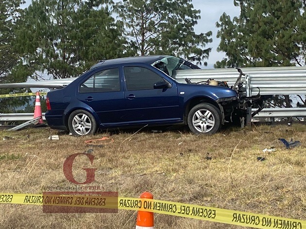 Muere hombre y queda prensado, cuando barra metálica atraviesa su automóvil, en la Amozoc-Perote