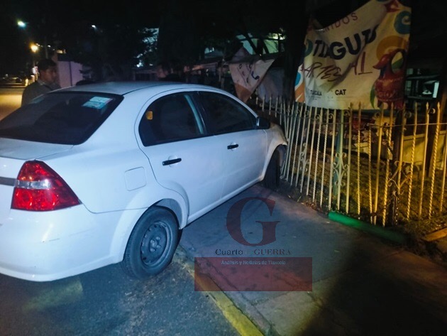 Supuestos empleados del gobierno del estado chocan automóvil de Icatlax