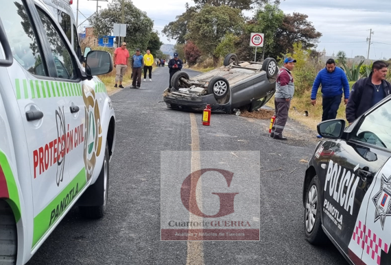 Vuelcan automóvil en Temetzontla y lo abandonan