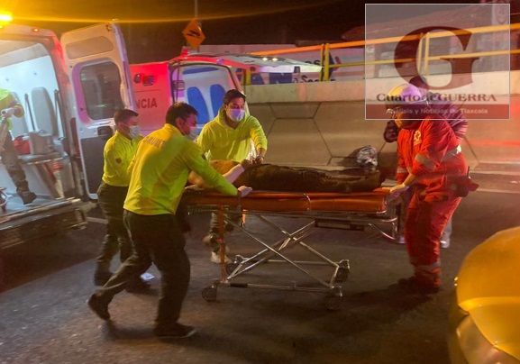 Entre la vida y la muerte joven motociclista que sufrió accidente en Apetatitlán
