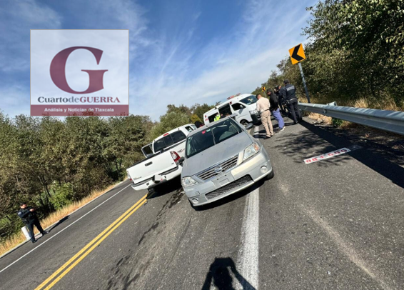 Por esquivar caninos, mujer choca contra camioneta, en la Tlaxcala-Puebla