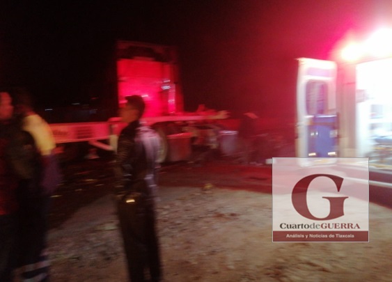 Campesinos a bordo de su tractor son embestidos por un tráiler, en Xaltocan