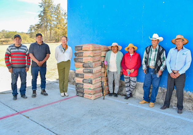 Entrega Ayuntamiento de Huamantla material de construcción a ejidatarios de José María Morelos