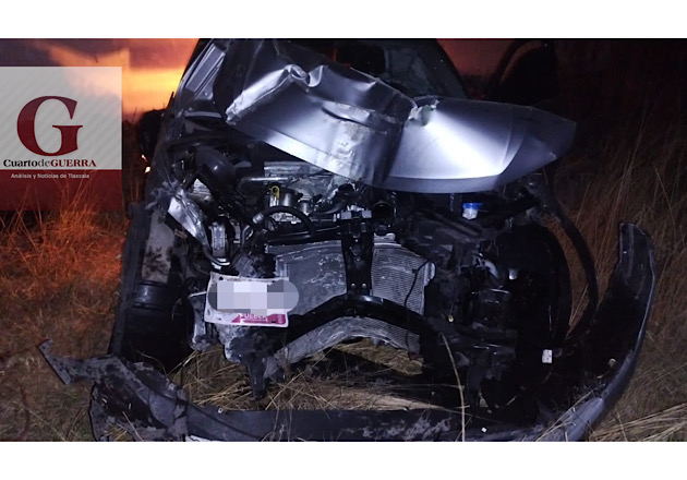 Matrimonio con su hijo menor de edad choca su camioneta y la abandona, en la Tlaxcala-Apizaco
