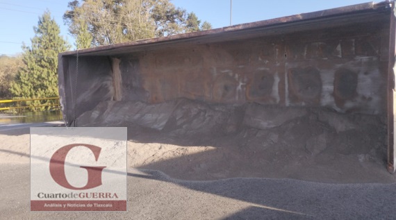 Deja caos vial y daños materiales la volcadura de un tráiler, en la Apizaco-Tlaxcala