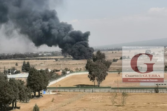 Fuerte incendio en predio que guardaba llantas, en límites de Xicohtzinco y Papalotla, provoca daños al medio ambiente