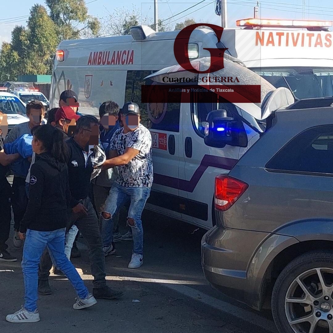 Familiares se llevan el cuerpo de un menor de edad que murió en accidente de moto, en Nativitas