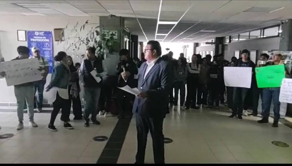 Por presunto abuso de autoridad y privilegiar a sus amigos alumnos exigen destitución del rector de la UTT
