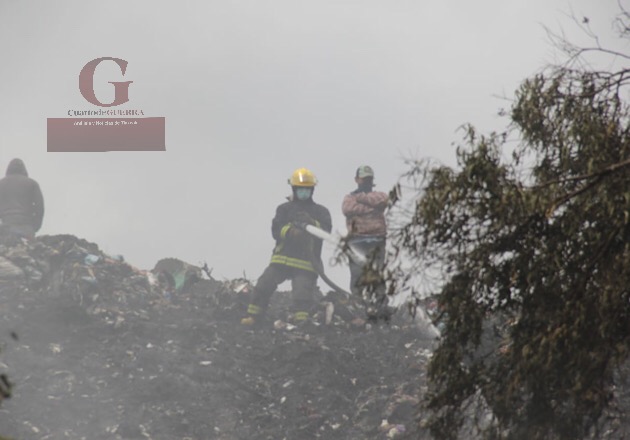 Siguen combatiendo el incendio en relleno sanitario de Techachalco, Panotla