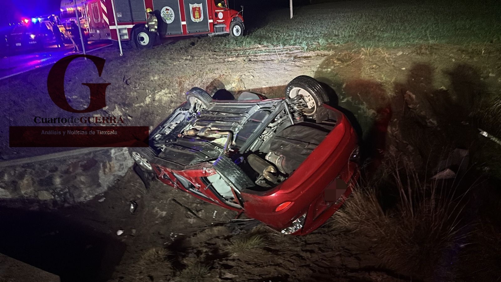 Muere mujer al quedar prensada en su vehículo tras volcadura en Tequexquitla