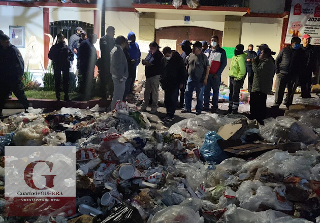 Pobladores de Panotla arrojan basura frente al Ayuntamiento para exigir cierre del relleno sanitario 'Tonsil'