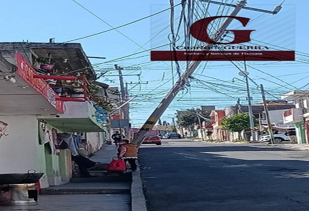 Choca particular contra poste de luz en Tlaxcala