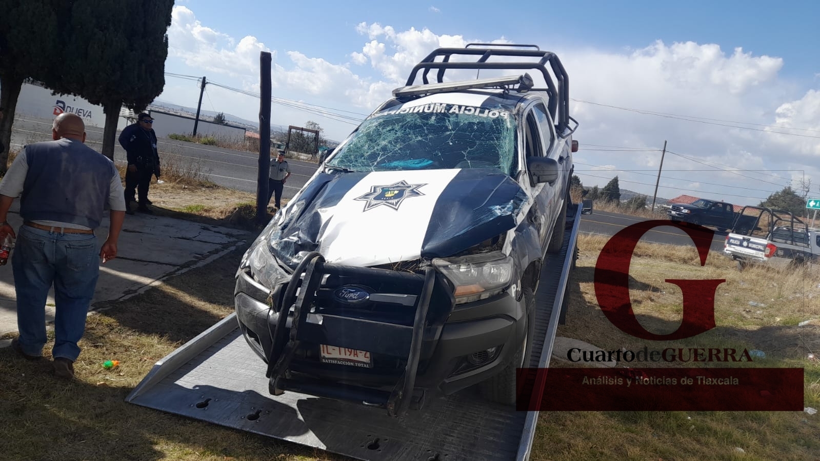 Vuelca patrulla de Tetla y resulta lesionado un oficial