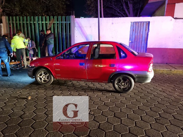 Tras ser detenido por atropellar a barrendera, hombre orina patrulla municipal en explanada del mercado de Tlaxcala