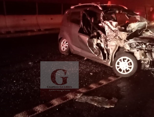 Muere jovencito tras chocar su vehículo contra unidad pesada, en Calpulalpan