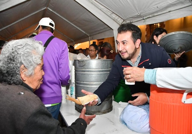 Convive Salvador Santos Cedillo con familias huamantlecas para celebrar el Día de la Candelaria