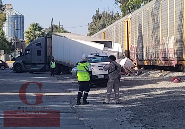 Tren embiste a tráiler y lo parte a la mitad, en Panzacola, Papalotla