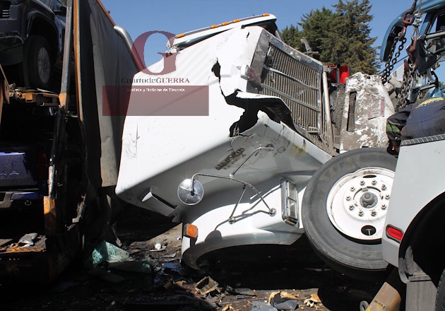 Autobús de ATAH provoca aparatoso choque, en Xaloztoc