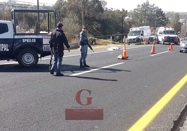 Mujer motociclista fallece atropellada, en el municipio de Xaltocan