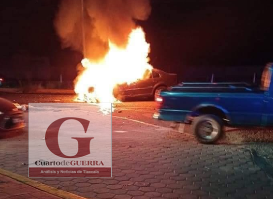 Se incendia auto después de chocar contra camioneta, en Tenancingo