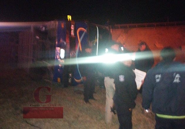 Vuelca autobús comercial en Hueyotlipan; se reportan al menos ocho lesionados