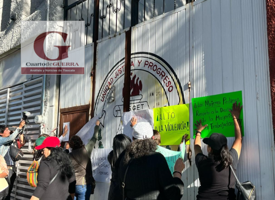 Protestan trabajadores del '7 de Mayo' por agresión a agremiada en sede sindical