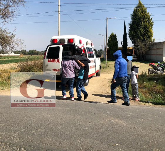 Tres heridos, uno de gravedad, tras accidente entre motociclista y par de estudiantes, en Nativitas