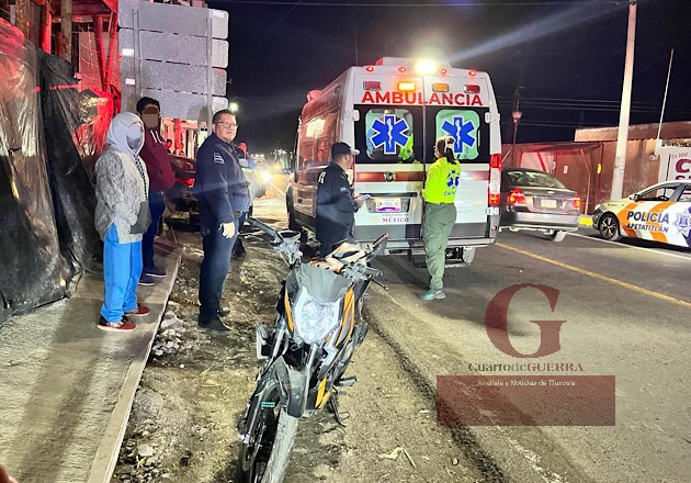 Deja un lesionado choque entre auto y motocicleta, en el Camino Real, a la altura de Apetatitlán