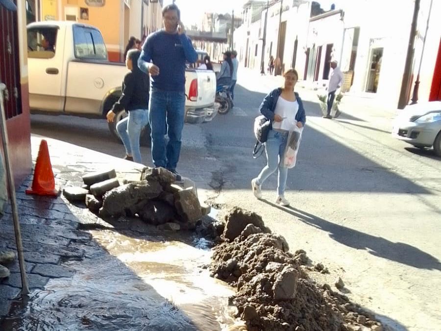 Atiende Capamh fuga en esquina de calle Abasolo con Allende