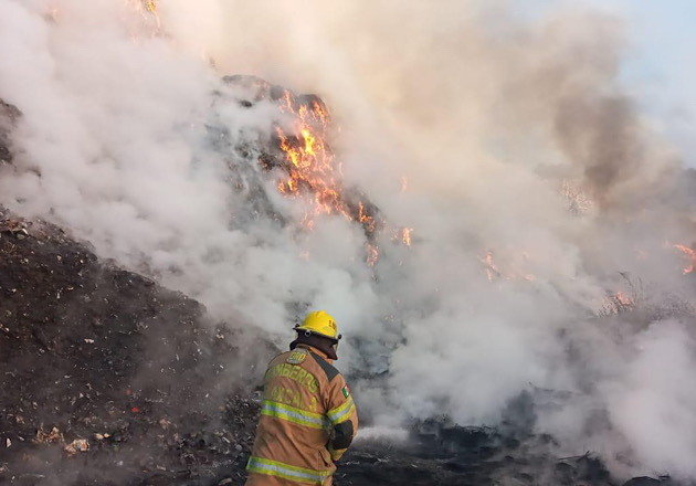 Atiende gobierno estatal brote de incendio en relleno sanitario de Panotla