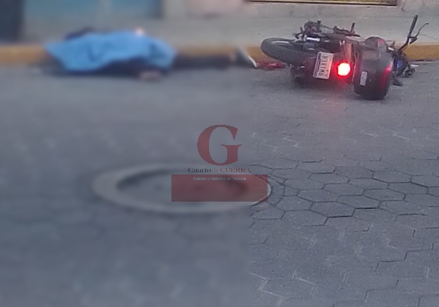 Par de jóvenes sufre accidente de motocicleta y uno muere, en San Pablo del Monte