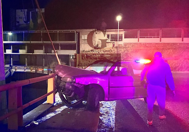 Impactan vehículo contra un puente y lo abandonan, en Apetatitlán