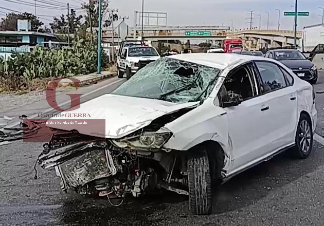 Abandonan vehículo tras accidente en Yauhquemehcan
