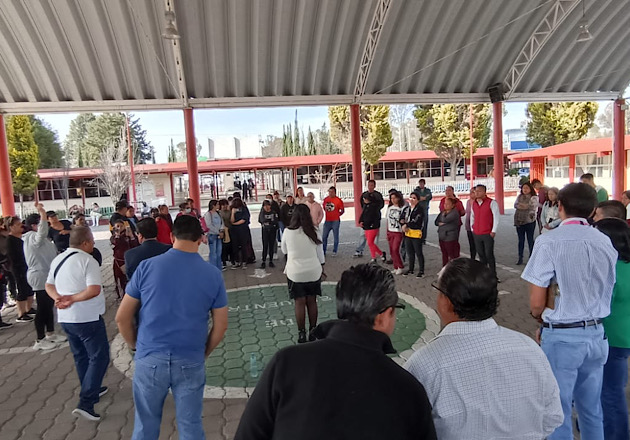 Se reúnen autoridades y padres de familia de la Secundaria Técnica 9 de Tzompantepec