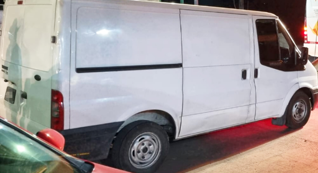 A disposición de PGJE masculino y camioneta  que portaba luces de uso oficial