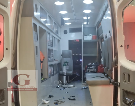 Riña en carnaval de Cuaxomulco deja un apuñalado y una ambulancia dañada