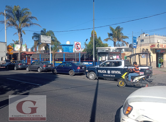A plena luz del día y a mano armada, par de motociclistas  lo despojan de su vehículo,  en Tlaltelulco