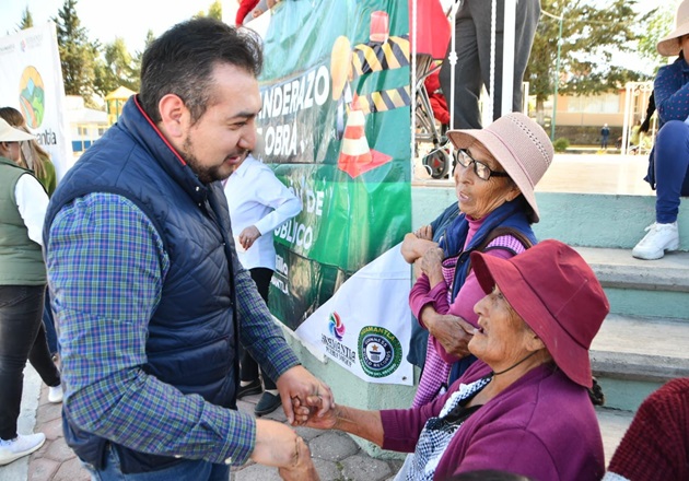 Agradecen vecinos beneficiados al presidente Salvador Santos Cedillo las obras en sus comunidades