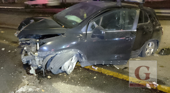 Abandonan camioneta después de aparatoso accidente, en San Pablo del Monte