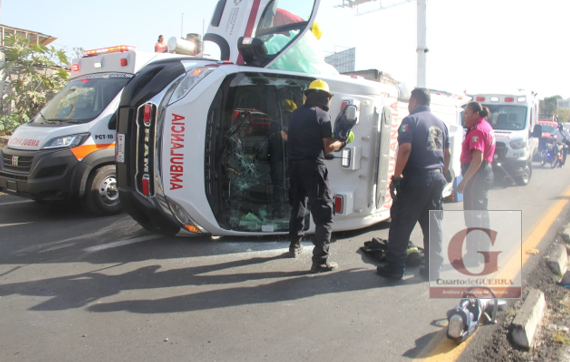 En Totolac, ambulancia del CRUMT vuelca y sus trabajadores y paciente resultan heridos
