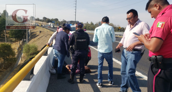 Ciudadanos auxilian mujer en un puente en Yauhquemehcan