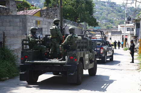 Detienen a militar activo por balear a dos jóvenes,  en El Carmen Tequexquitla