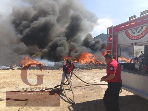 Aparatoso incendio de desperdicios de autos moviliza a autoridades, en Calpulalpan