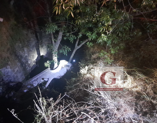 Salva la vida conductor de un automóvil que cayó a un barranco, en Santa Cruz Tlaxcala
