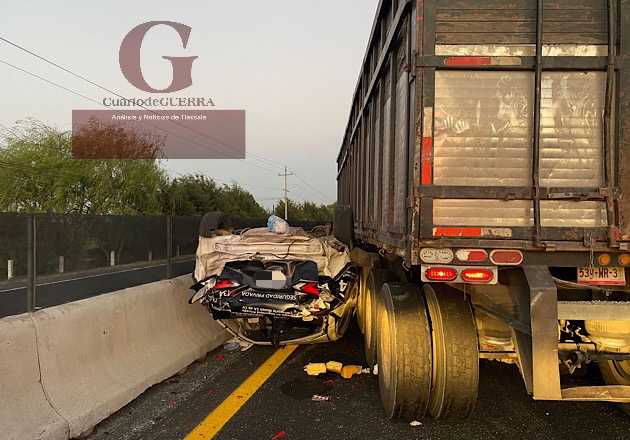 Salvan la vida tras quedar su vehículo prensado entre un tráiler y el muro de contención, en Huamantla