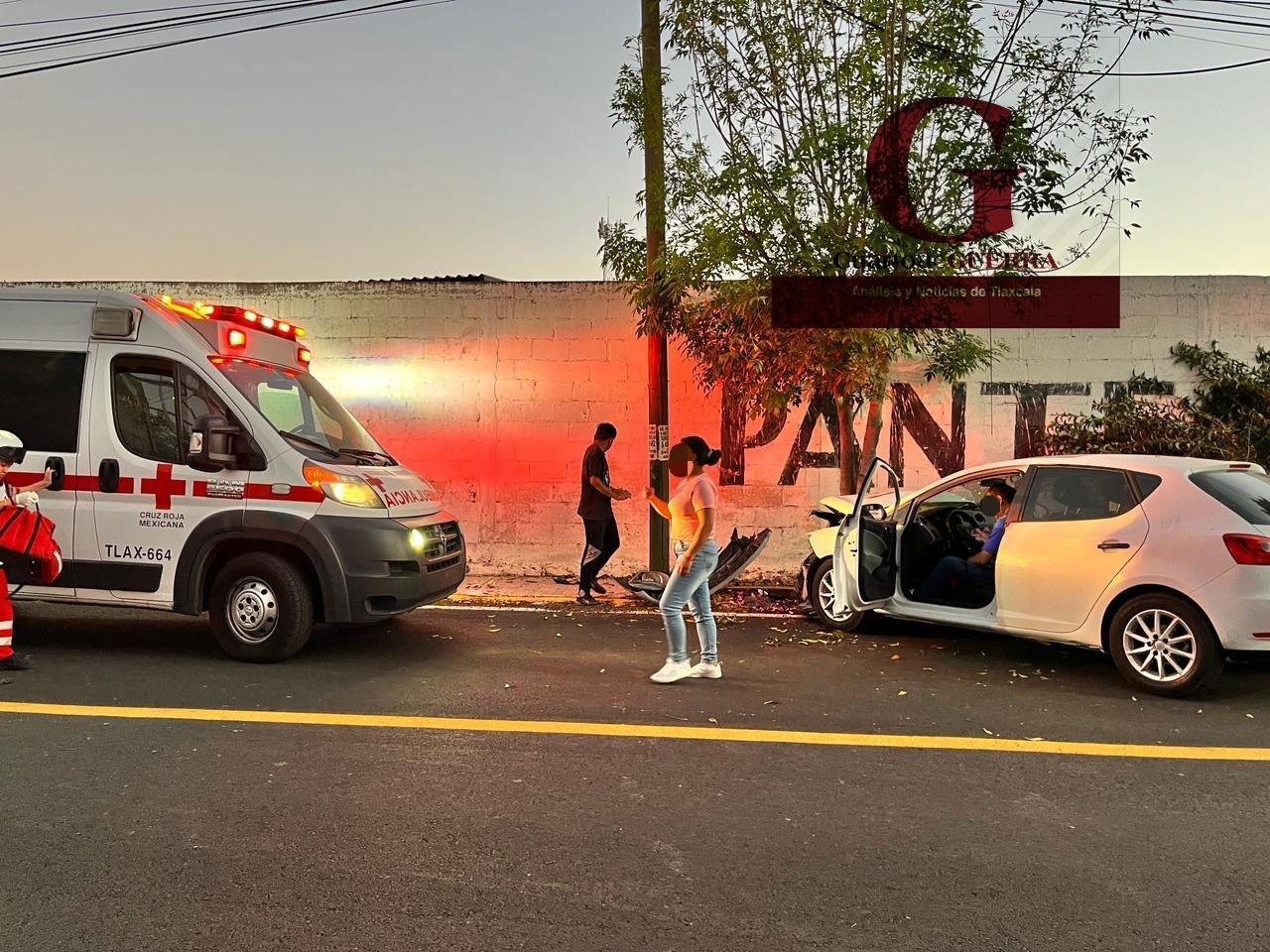 Conductor termina la farra contra un árbol en Camino Real