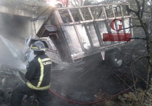 Dos lesionados por volcadura e incendio de una camioneta, en Tlaxco